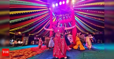 जेव्हा रेनड्रॉप्सने दंदिया नाईट्ससाठी लय सेट केली, तेव्हा एचएसजी सोसायटी पार्किंग लॉट डान्स फ्लोरमध्ये बदलते