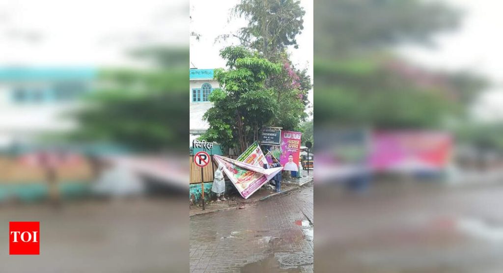 विम्नानगर रहिवासी पीएमसी निष्क्रियतेनंतर फ्लेक्स काढून टाकतात