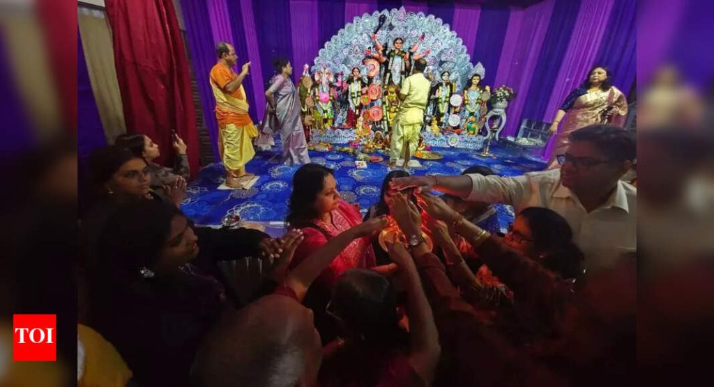 मोहक धुनुची नच दुर्गा पूजा पंडल येथे मध्यभागी स्टेज घेते