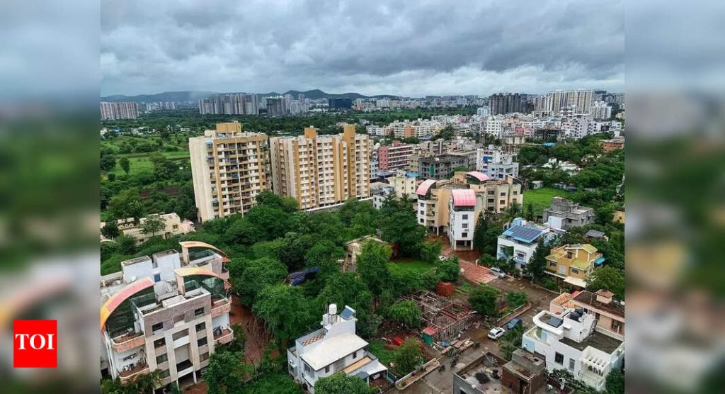 लिफ्ट अचानक वर जाताना 12 वर्षाचा मुलगा मरण पावला आणि पुणेच्या चारोली हाऊसिंग सोसायटी इमारतीच्या 2 मजल्यांच्या दरम्यान त्याला अडकले