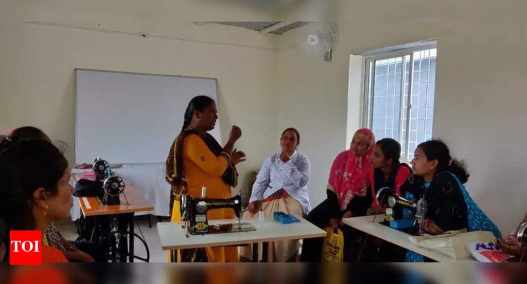 वंचितांच्या पार्श्वभूमीतील स्त्रिया आर्थिक स्वातंत्र्य, एकावेळी एक निर्मिती