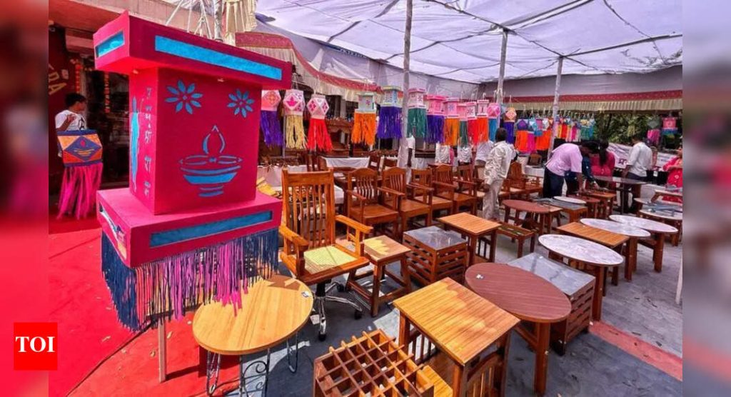 येरवडा मध्यवर्ती कारागृह दिवाळी मेळ्यात कैद्यांनी हाताने बनवलेल्या वस्तूंचे प्रदर्शन