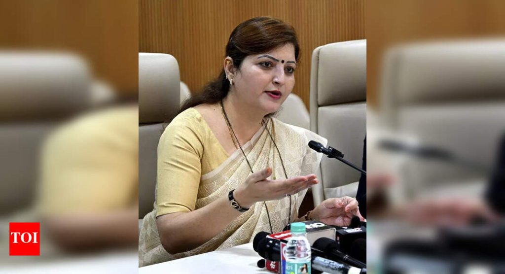 रुपाली विरुद्ध रुपाली : चाकणकरांविरोधात केलेल्या वक्तव्यावरून राष्ट्रवादी काँग्रेसने ठोंबरे यांना कारणे दाखवा नोटीस पाठवली