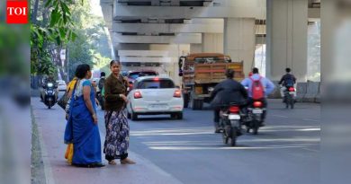 गणेशखिंड रोड क्रॉसिंग पादचाऱ्यांच्या सुरक्षिततेला सर्वोच्च प्राधान्य देत नाही हे दर्शविते