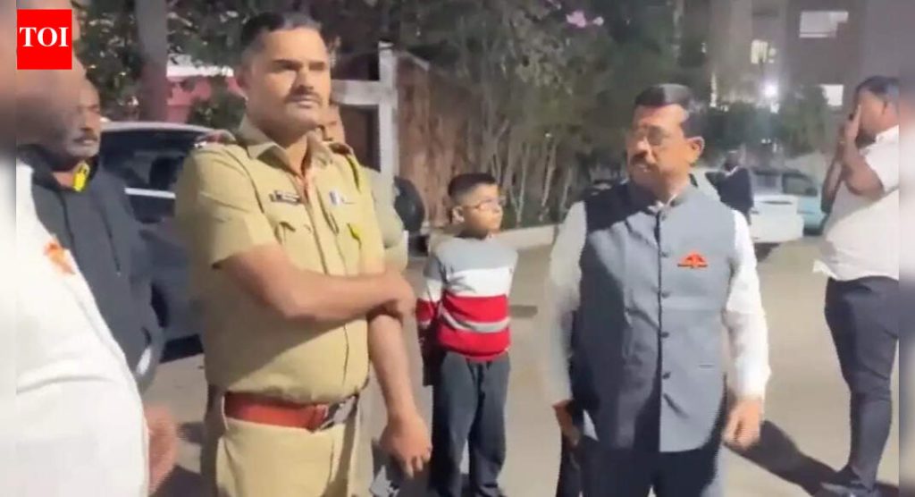 पीएमसी निवडणुकीत गोंधळ : शिवसेना नेत्याचे म्हणणे आहे की श्रीराम चौकाजवळ प्रचारादरम्यान त्यांच्या कारवर दगडफेक