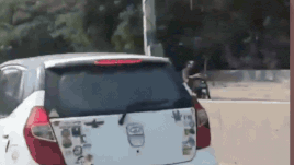 पुणे धक्कादायक: बाईक धडकल्यानंतर महिलेने पुरुषाला बॉनेटवर 60 किमी प्रतितास वेगाने 2 किमी चालवले कारण त्याने तिला रोखण्याचा प्रयत्न केला पुणे धक्कादायक: बाईक धडकल्यानंतर महिलेने पुरुषाला बॉनेटवर 60 किमी प्रतितास वेगाने 2 किमी चालवले कारण त्याने तिला रोखण्याचा प्रयत्न केला