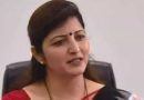 ज्योतिषी अशोक खरात यांच्यातील वादामुळे रुपाली चाकणकर यांनी राष्ट्रवादी काँग्रेस पार्टीच्या महिला अध्यक्षपदाचा राजीनामा दिला आहे. ज्योतिषी अशोक खरात यांच्यातील वादामुळे रुपाली चाकणकर यांनी राष्ट्रवादी काँग्रेस पार्टीच्या महिला अध्यक्षपदाचा राजीनामा दिला आहे.