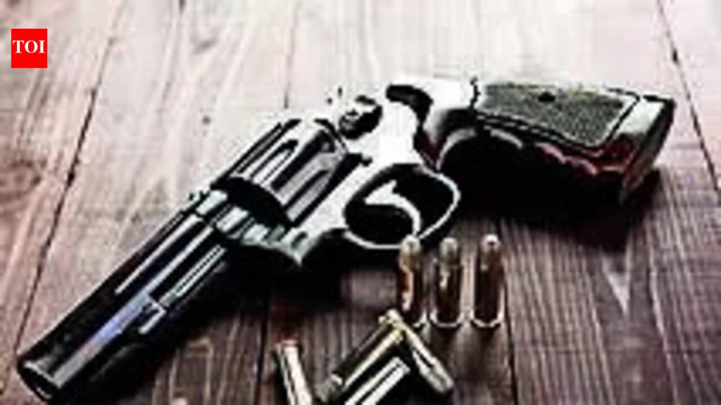 अटक टाळण्यासाठी पोलिसांवर गोळीबार केल्याप्रकरणी दोघांना हवे होते