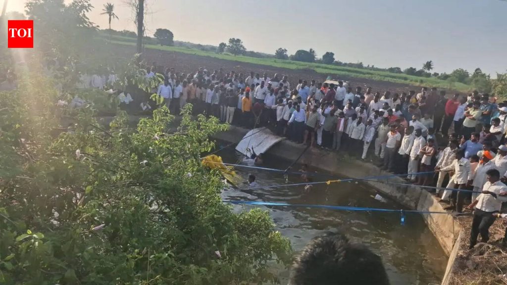 महाराष्ट्रातील सोलापूरमध्ये पिकअप व्हॅन विहिरीत पडल्याने 8 जणांचा मृत्यू झाला आहे