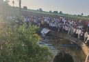 महाराष्ट्रातील सोलापूरमध्ये पिकअप व्हॅन विहिरीत पडल्याने 8 जणांचा मृत्यू झाला आहे