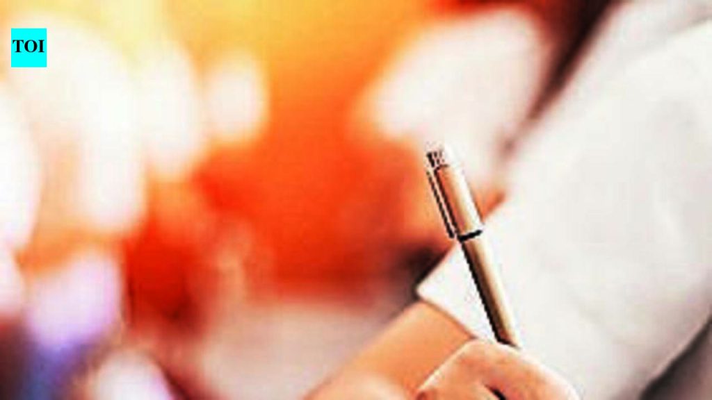MahaTET गळतीमुळे सेवांतर्गत कर्मचाऱ्यांसाठी TET रद्द करण्याची मागणी पुनरुज्जीवित झाली, शिक्षक आणि राजकारणी वारंवार लीकचा निषेध करतात, विद्यार्थ्यांचा विश्वास पुनर्संचयित करण्यासाठी जबाबदारीची मागणी करतात