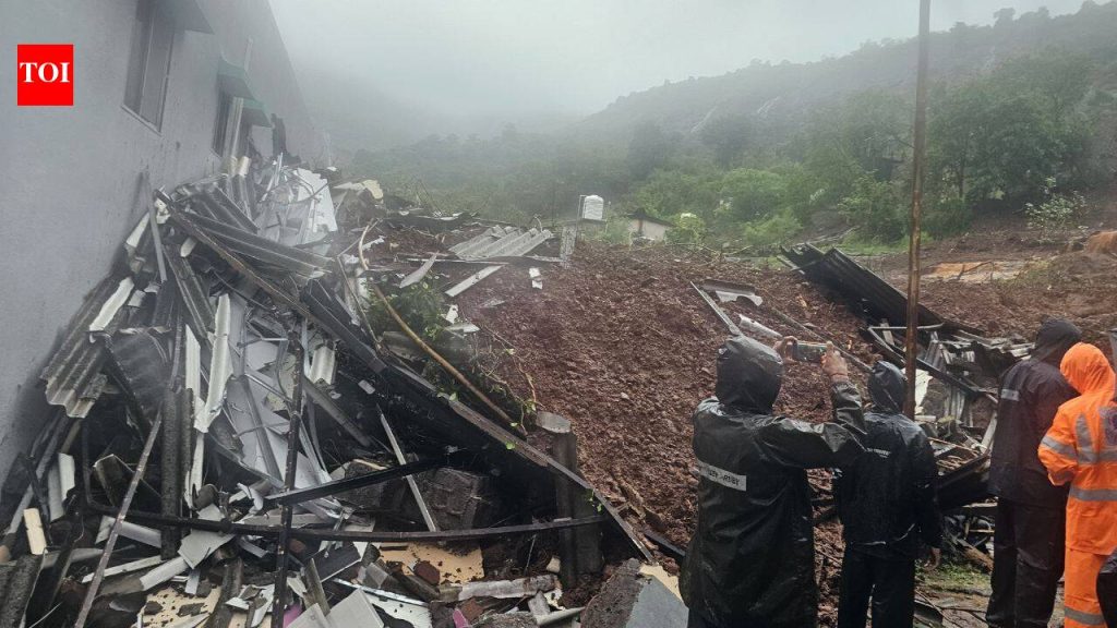 पुण्यात दरड कोसळल्याने 1 ठार, 2 अडकल्याची भीती; बचाव कार्य चालू आहे