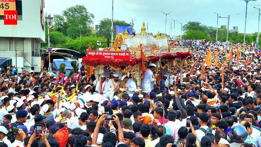 संत तुकाराम महाराज आणि संत ज्ञानेश्वर महाराजांच्या पालख्यांसोबत लाखोंच्या भक्तीभावाने पुण्याचा वेग मंदावला