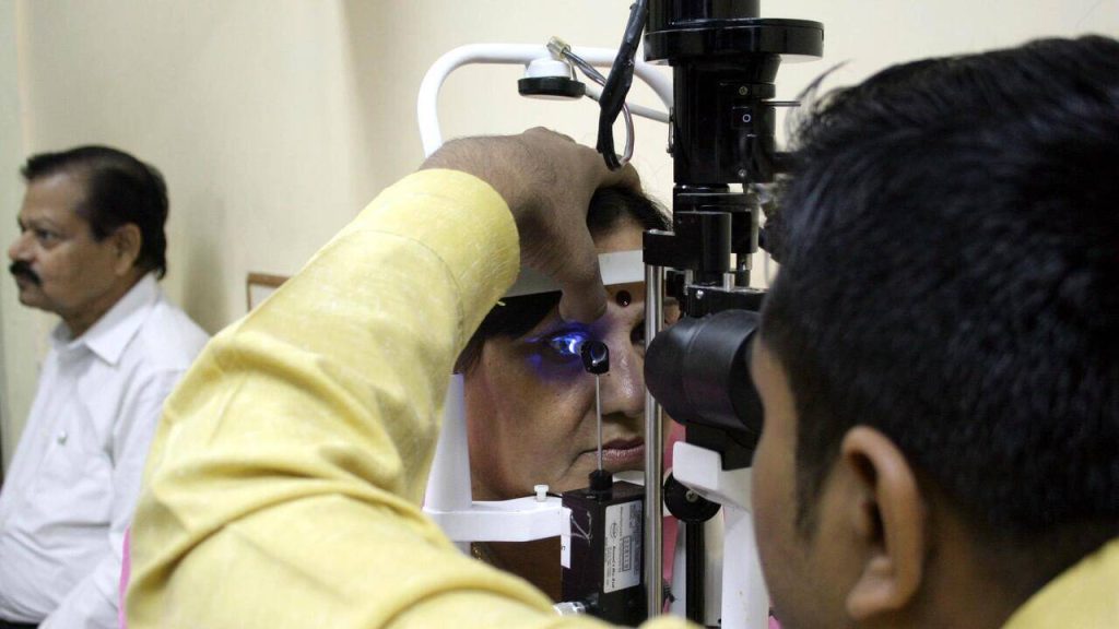 या पावसाळ्यात विषाणूजन्य डोळ्यांच्या बुबुळाच्या पुढील भागाचा होणारा दाह प्रकरणांमध्ये वाढ झाल्याचे रुग्णालयांनी नोंदवले आहे